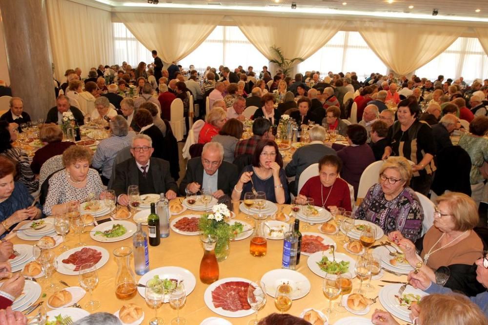 Almuerzo y baile por el Día de los Enamorados en el Club de Mayores de Cartagena