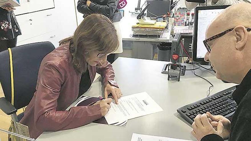 Camargo firmando ayer en el registro del Parlament su renuncia .