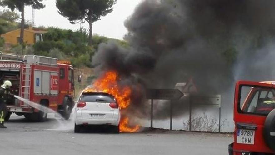 Los bomberos extinguen las llamas del vehículo.