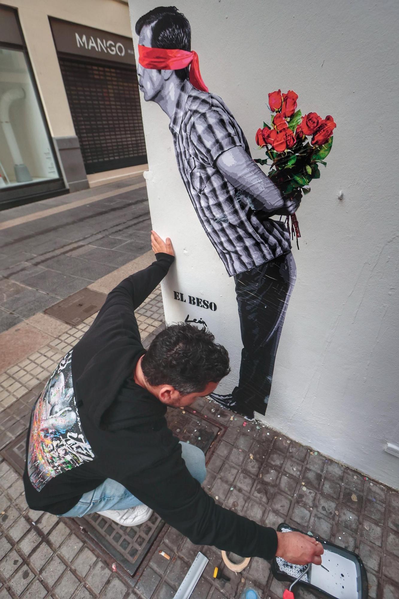 Alberto León pinta 'su beso' en la calle del Castillo