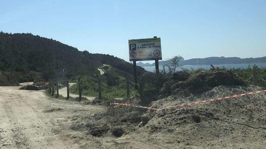 Las obras de retirada de zahorra y limpieza de cunetas ya se están ejecutando. // G.Núñez