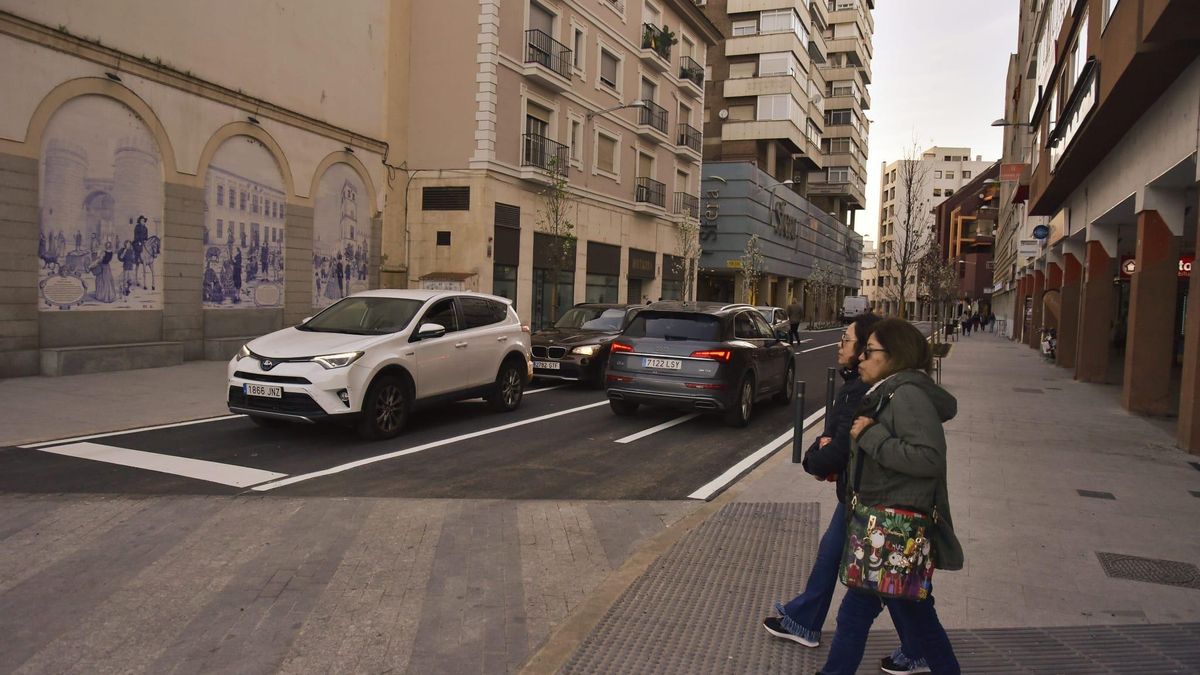 Coches circulando por Juan Carlos I este jueves por la tarde.