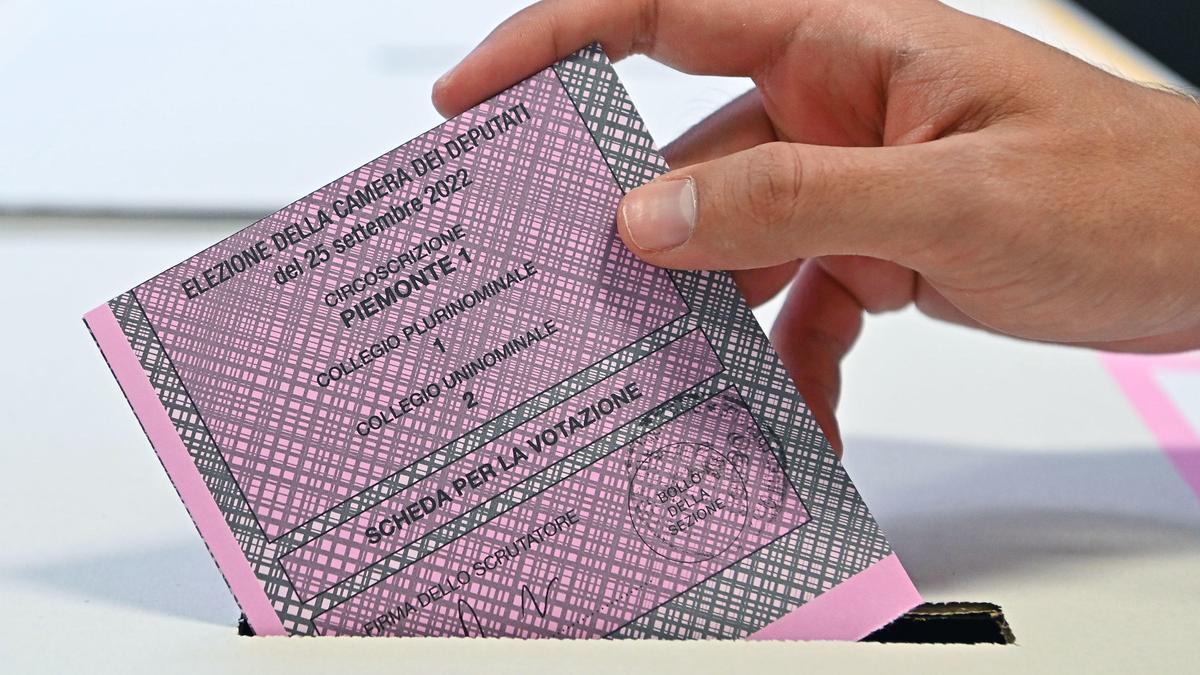 Un hombre deposuta un voto en una urna durante las eleciones italianas.