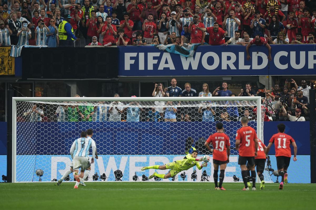 Mostafa Ahmed Shobeir detiene el penalti lanzado por Lionel Messi en el primer tiempo del Argentina-Egipto en el Atlanta Stadium.