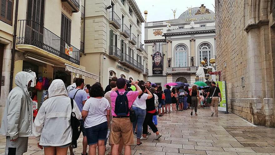 Les tradicionals cues davant del Teatre-Museu, l&#039;estiu passat.