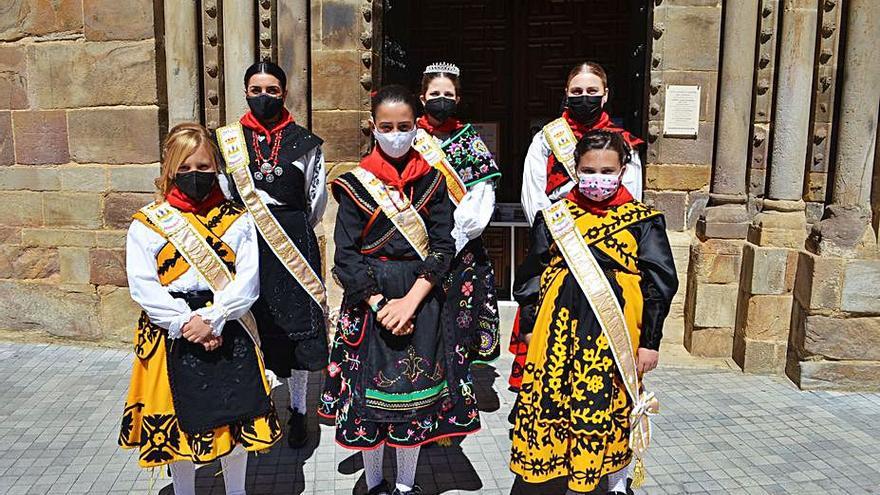 Las representantes de la infancia y la juventud, ataviadas con atuendos tradicionales, tras la misa por la patrona. | E. P.