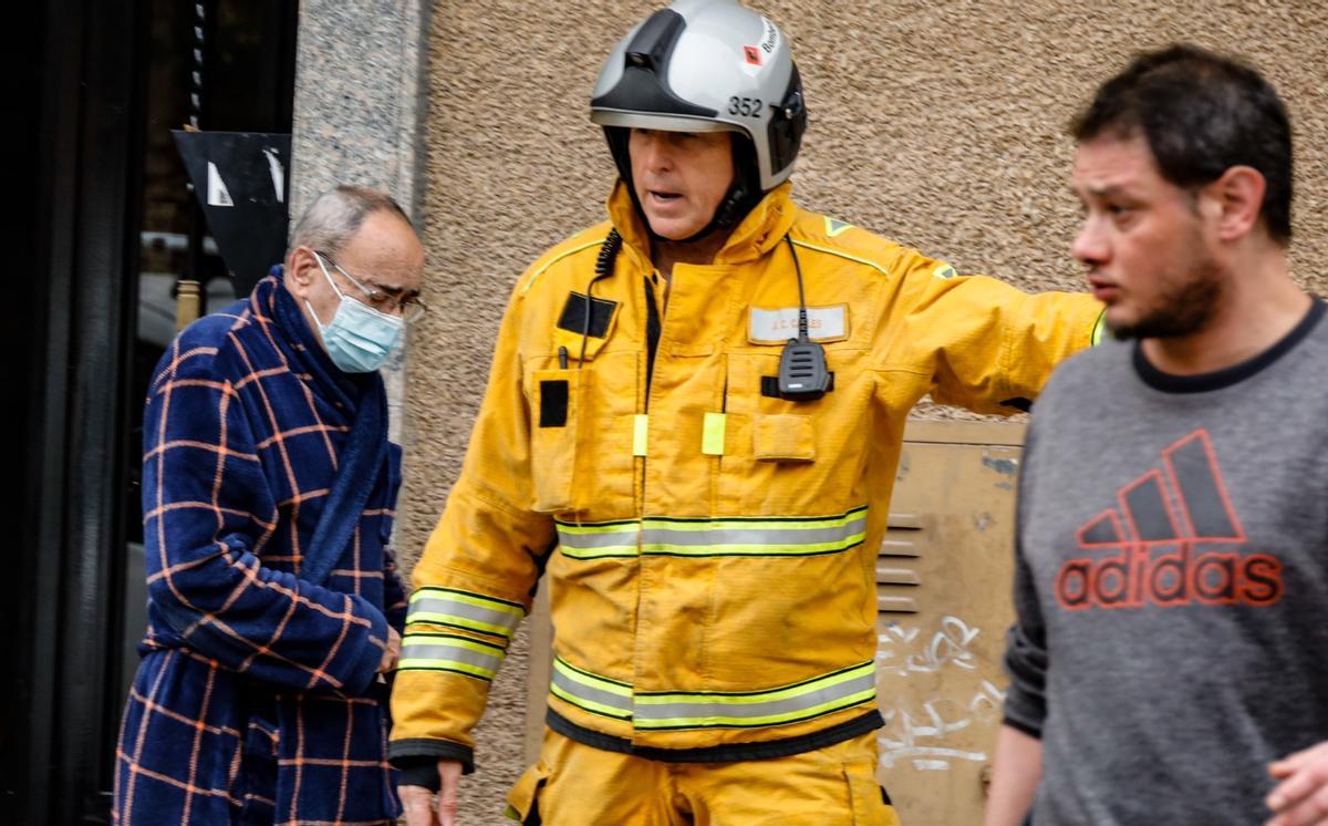 Un incendio provocado por un calefactor obliga a desalojar varias viviendas en Alcoy