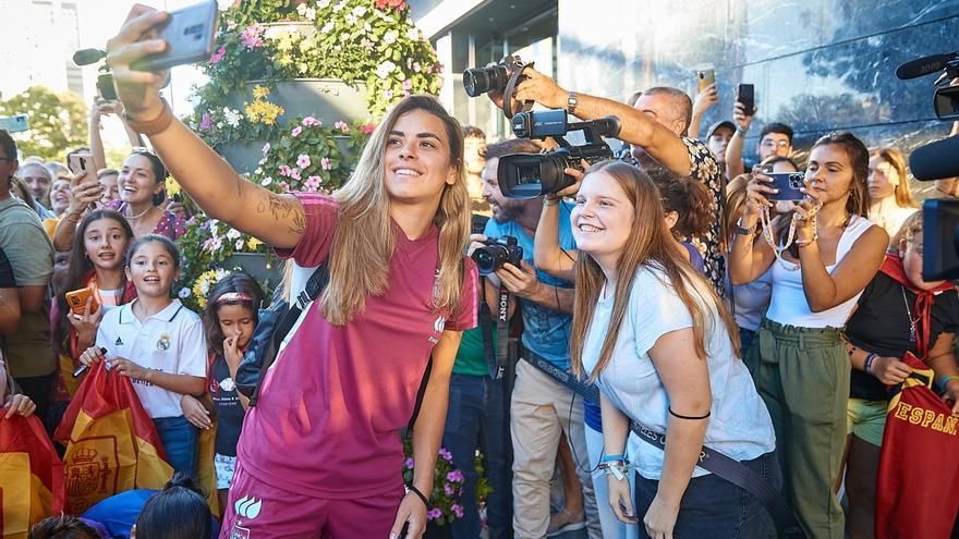 Misa Rodríguez durante la llegada de la selección al hotel en Córdoba.