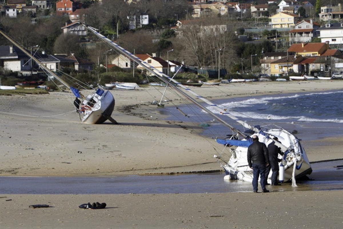 El temporal que castiga Galícia ha provocat que nombroses embarcacions acabessin embarrancades a Aldán, Pontevedra.