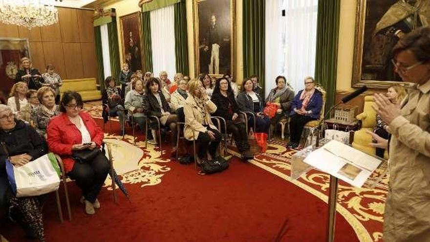 Moriyón recibe a un grupo de mujeres de Allande