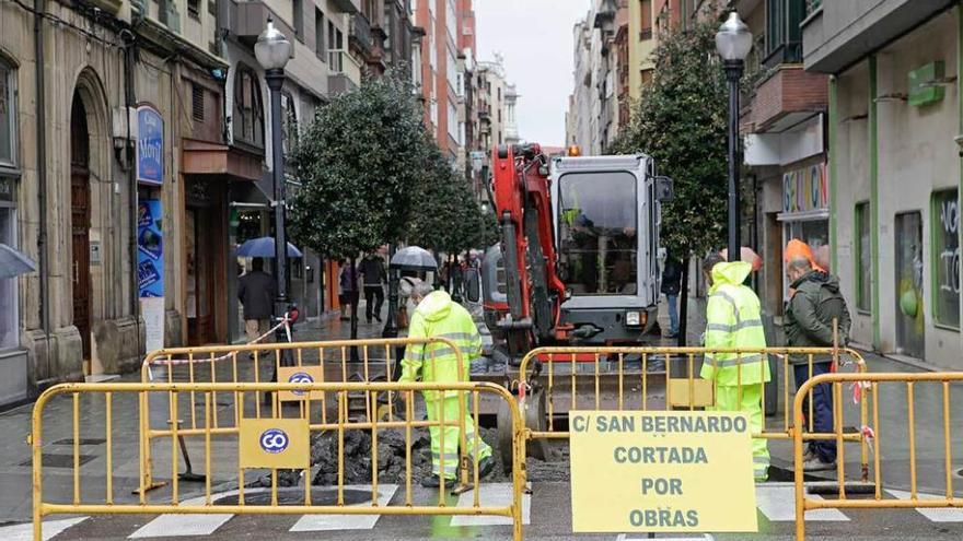 la plazuela, incomunicada con el centro. Los coches que querían acceder desde la Plazuela hasta el Parchís tuvieron que desviarse por la avenida de la Costa.