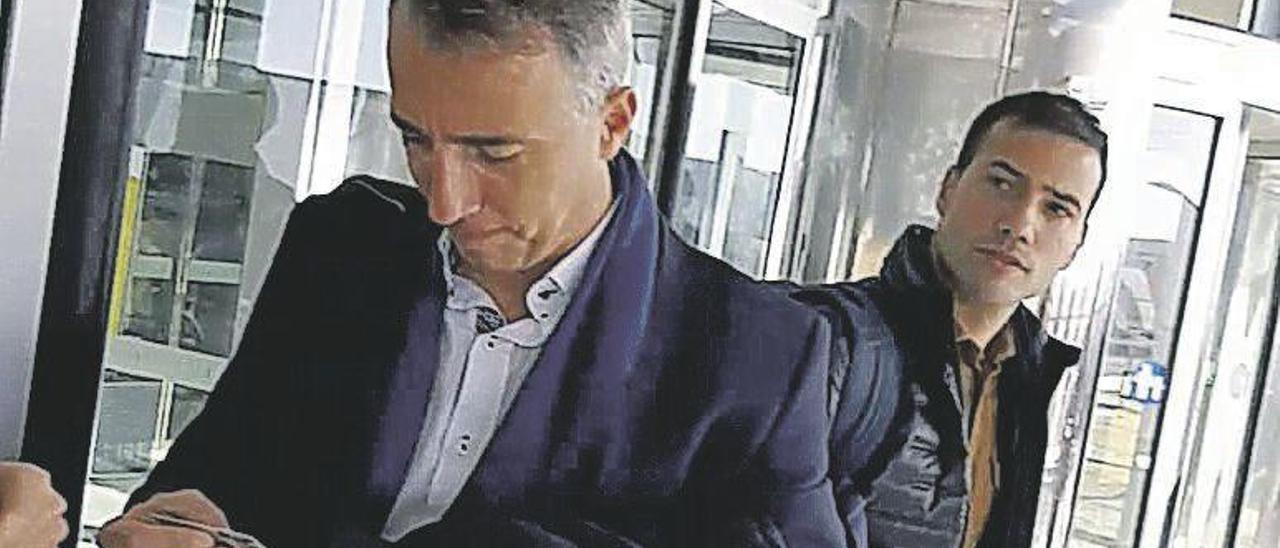 David Fernández Borbalán y Oliver de la Fuente Ramos, ayer, en el aeropuerto de Almería antes de viajar a Madrid.