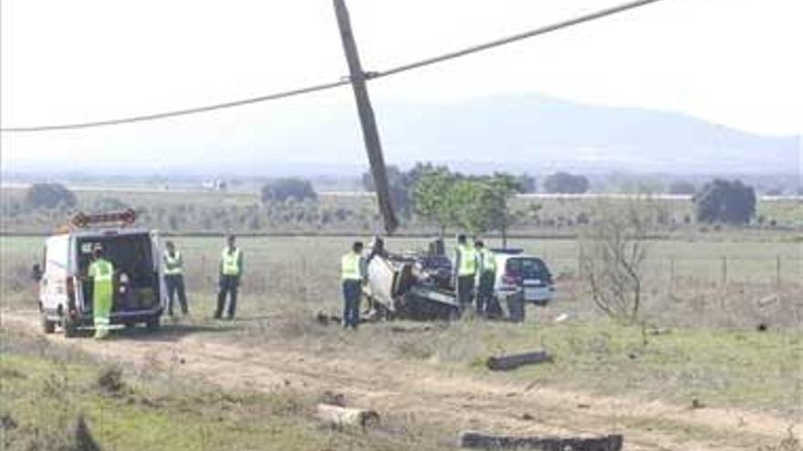 Dos jóvenes sufren heridas graves en sendos accidentes