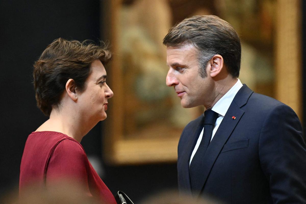 Macron qualifica de "responsable" la dimissió de la presidenta del Louvre