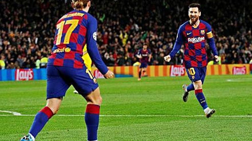 Leo Messi celebra con Antoine Griezmann uno de los goles marcados ayer por el Barcelona.