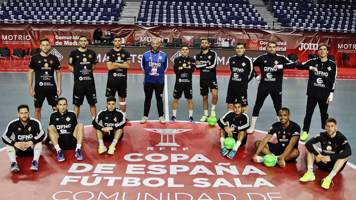 Los jugadores del Palma Futsal posan ayer sobre la pista del Wizink Center de Madrid justo antes del entrenamiento.