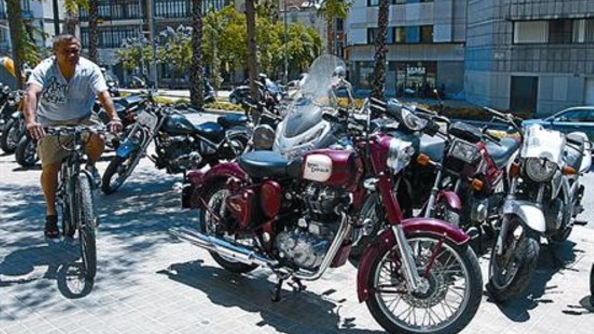 Una moto Royal Enfield roja ante el taller de Mitre, ayer.