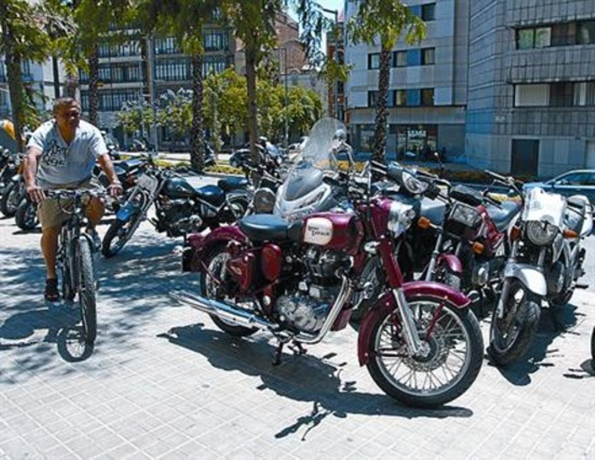 Una moto Royal Enfield vermella davant el taller de Mitre, ahir. Una moto Royal Enfield vermella davant el taller de Mitre, ahir.