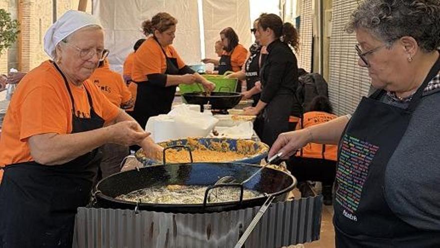 Dones de Palmera elaboren buyols durant la Fira Arrela't