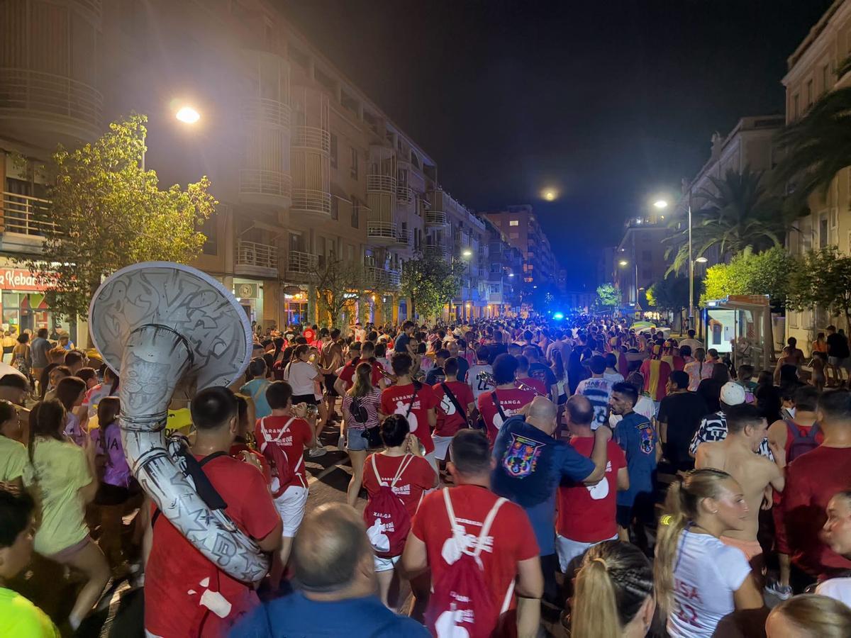 Gente en la avenida Camp de Morvedre para ir al Tro d'avís