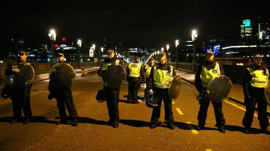 Policía británica custodia el paso en la zona de los ataques en Londres. // Reuters