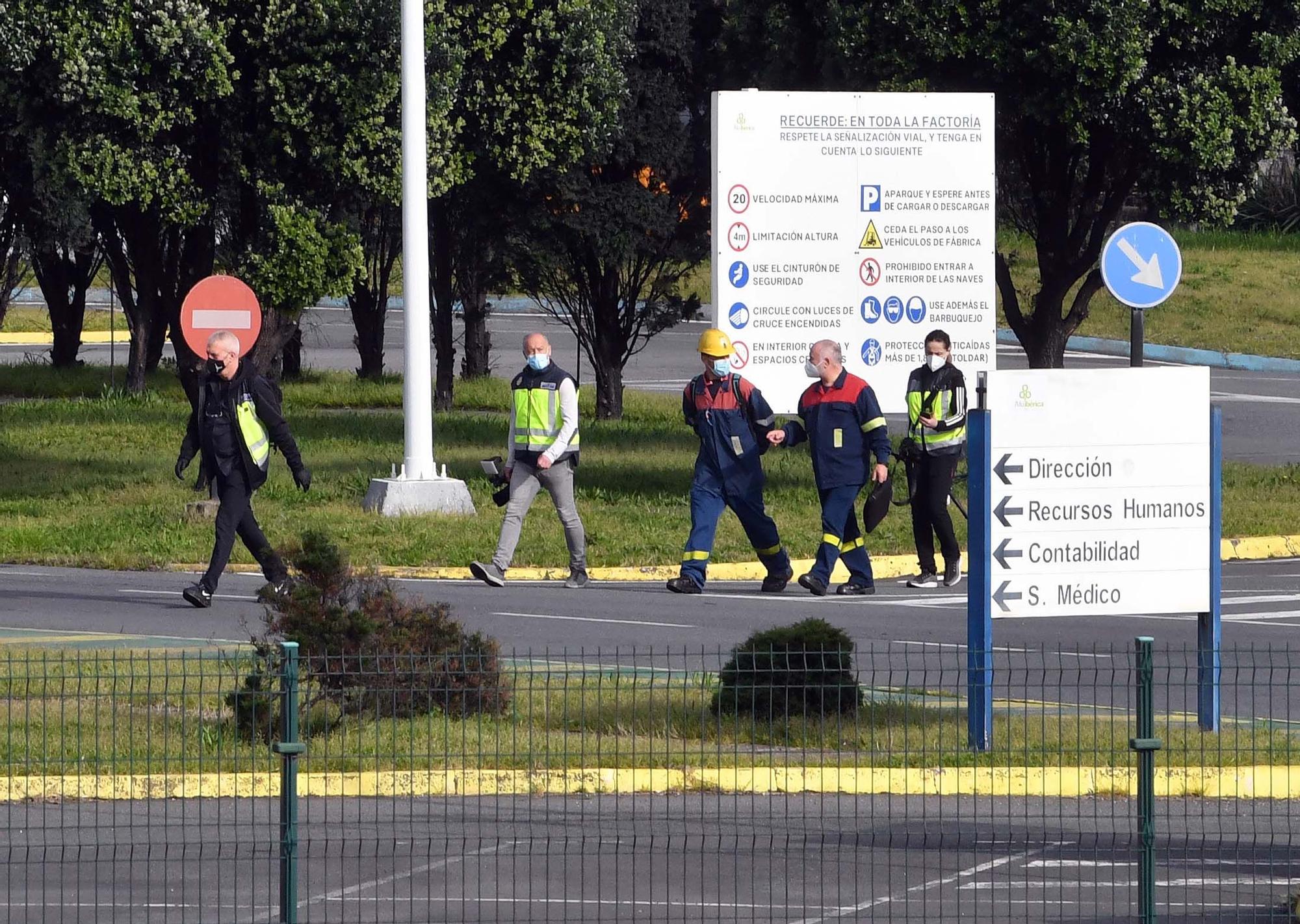 Registro policial en la fábrica de Alú Ibérica