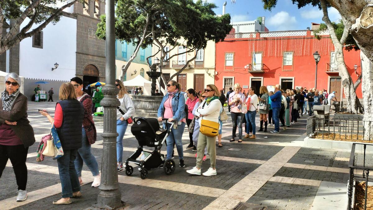 Fieles a San Blas hacen cola para recibir el cordón en la plaza de Santo Domingo.