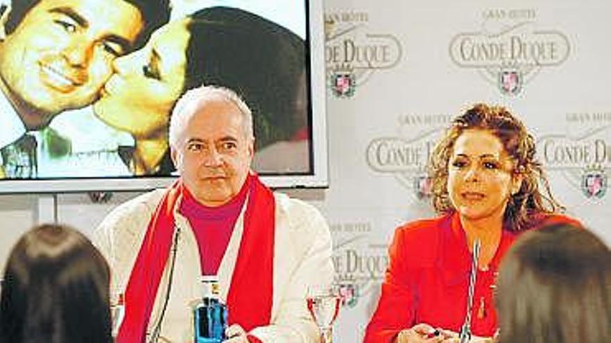 Isabel Pantoja, con José Luis Moreno; tras ellos, una imagen de la cantante y Paquirri.