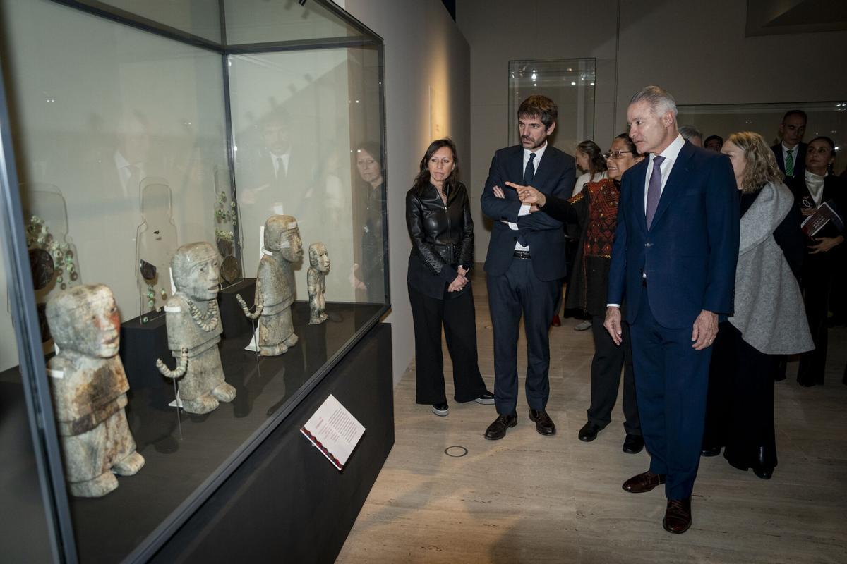 El embajador de México en España, Quirino Ordaz Coppel (1d), y el ministro de Cultura, Ernest Urtasun (2i), durante la inauguración de la gran exposición sobre las mujeres en las culturas indígenas mexicanas, en el Museo Arqueológico Nacional (MAN), a 2 de diciembre de 2025, en Madrid (España). La exposición, que está centrada en el ‘ámbito humano’ dentro del gran proyecto expositivo ‘La mitad del mundo. La mujer en el México indígena’, reúne 250 piezas, algunas de las cuales salen de México por primera vez.