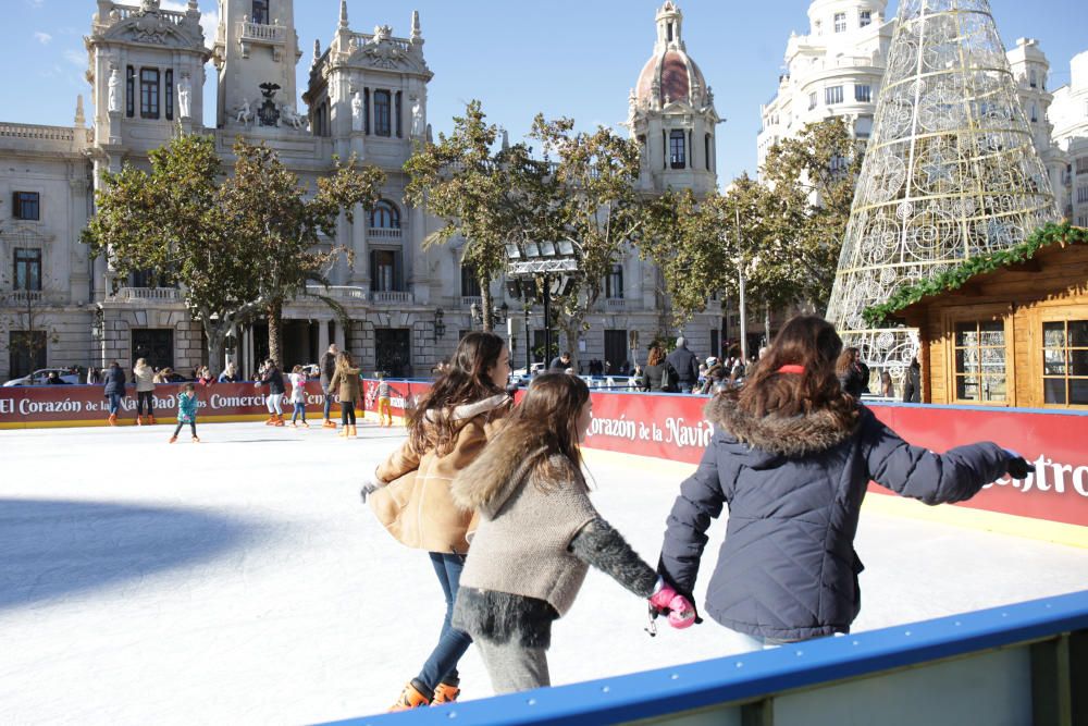 Primer día de los árboles de Navidad, pista de patinaje sobre hielo y el tiovivo del ayuntamiento