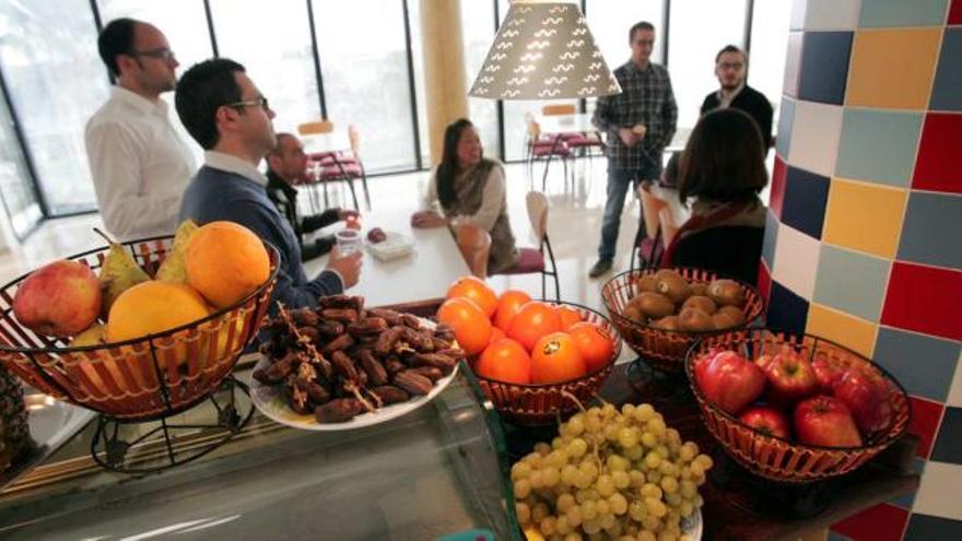 Un grupo de trabajadores charlan mientras beben algo en la cafetería que la empresa Pikolinos tiene para sus empleados en su sede del Parque Industrial de Torrellano.