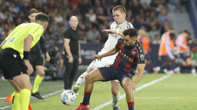 Diego Pampín y Álex Centelles, en la lista del Sporting para reforzar el lateral izquierdo