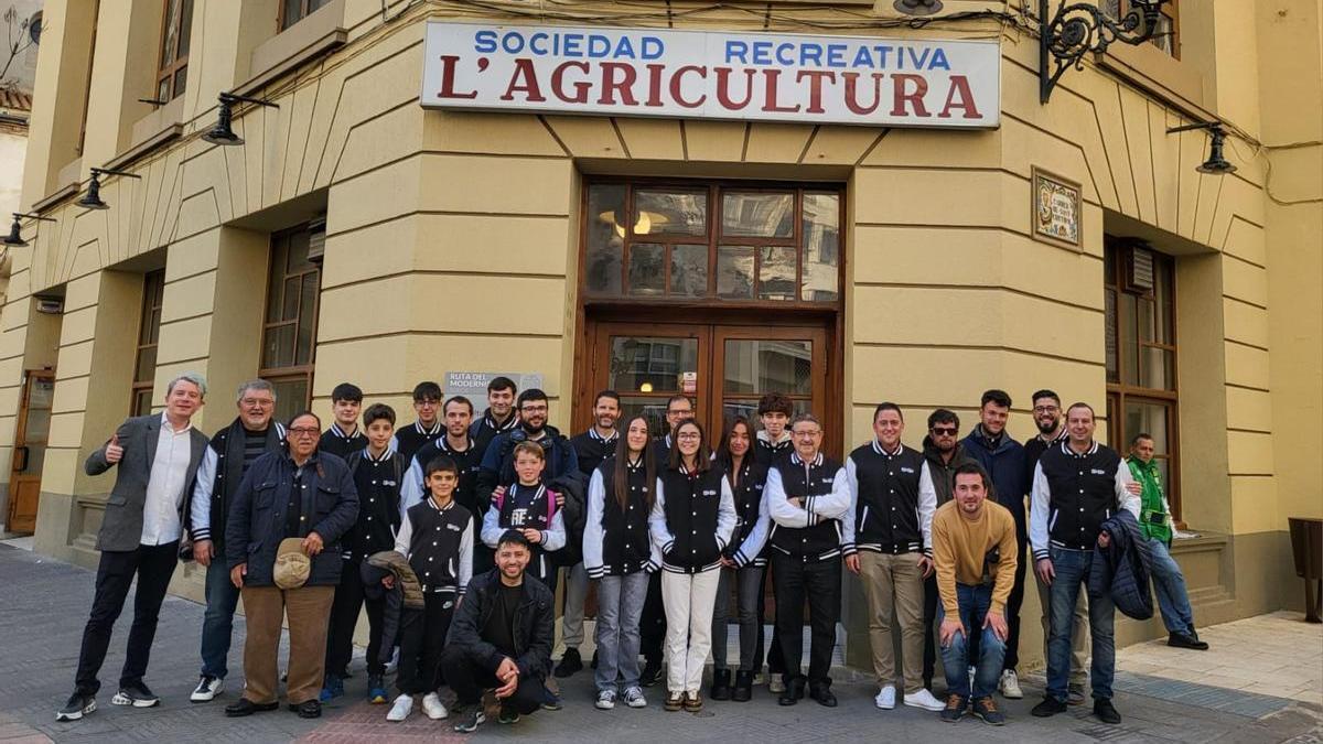 Jugadores y directivos a la puerta de la sede del club.