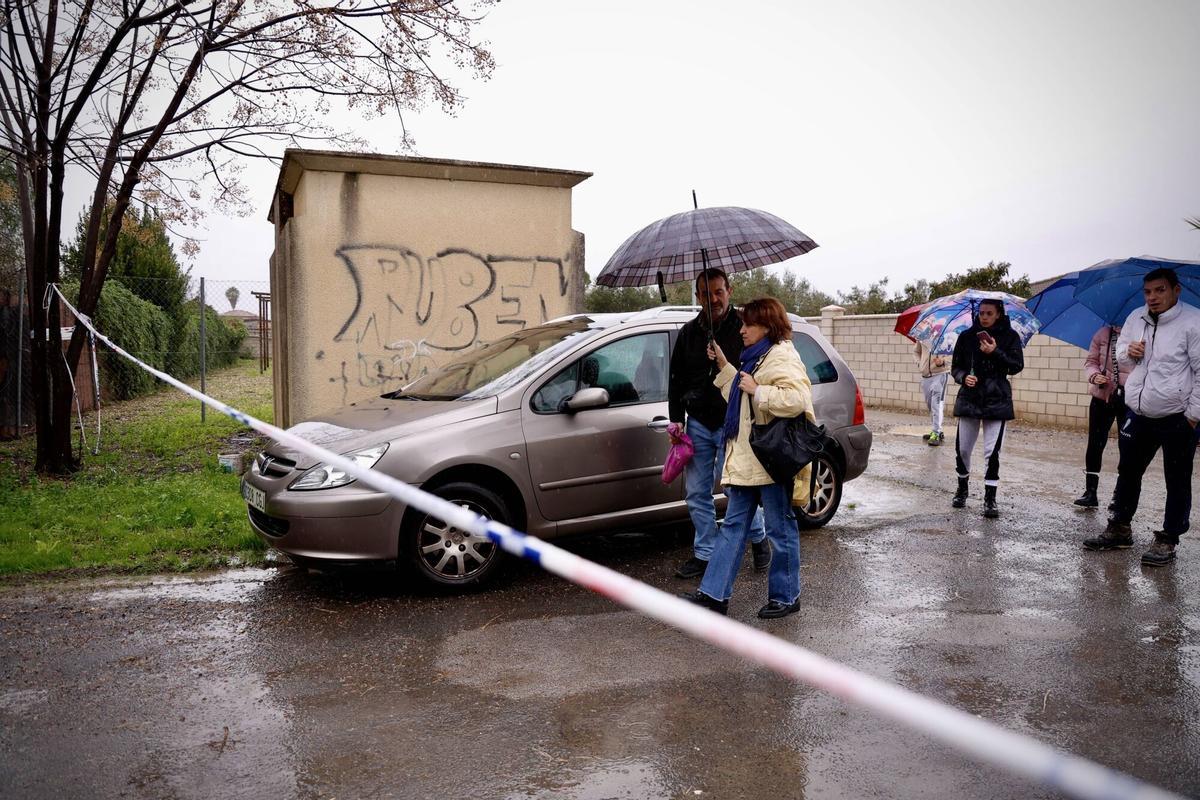 Afectados de la barriada de Majaneque, a la espera de poder entrar a sus viviendas.