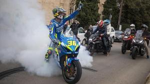 El mallorquín Joan Mir (Suzuki) celebra, hoy, con cientos de moteros su título en Palma.