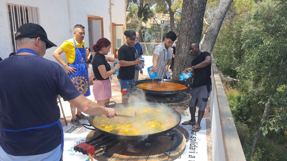 Jóvenes de 13 países prueban por primera vez una paella en el Camp Rotary de Vila-real