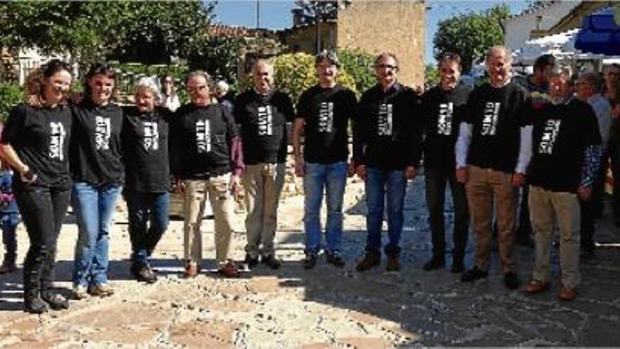 Alcaldes i alcaldesses dels deu municipis del Moianès amb samarretes reivindicant la comarca, l&#039;octubre passat