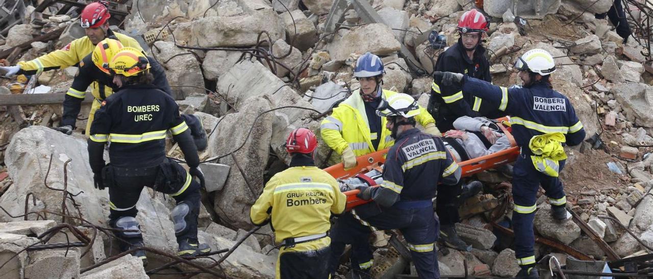 Simulacro de rescate tras un terremoto en el campo de prácticas de Algemesí. | V. M. P.