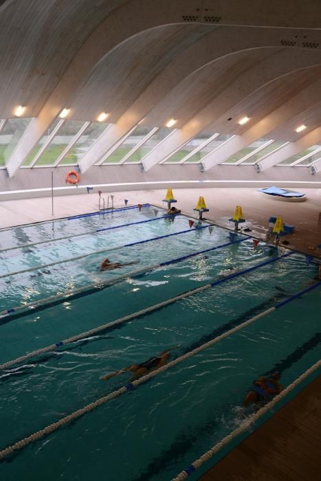 La piscina de Cangas reabre al público // G.Núñez