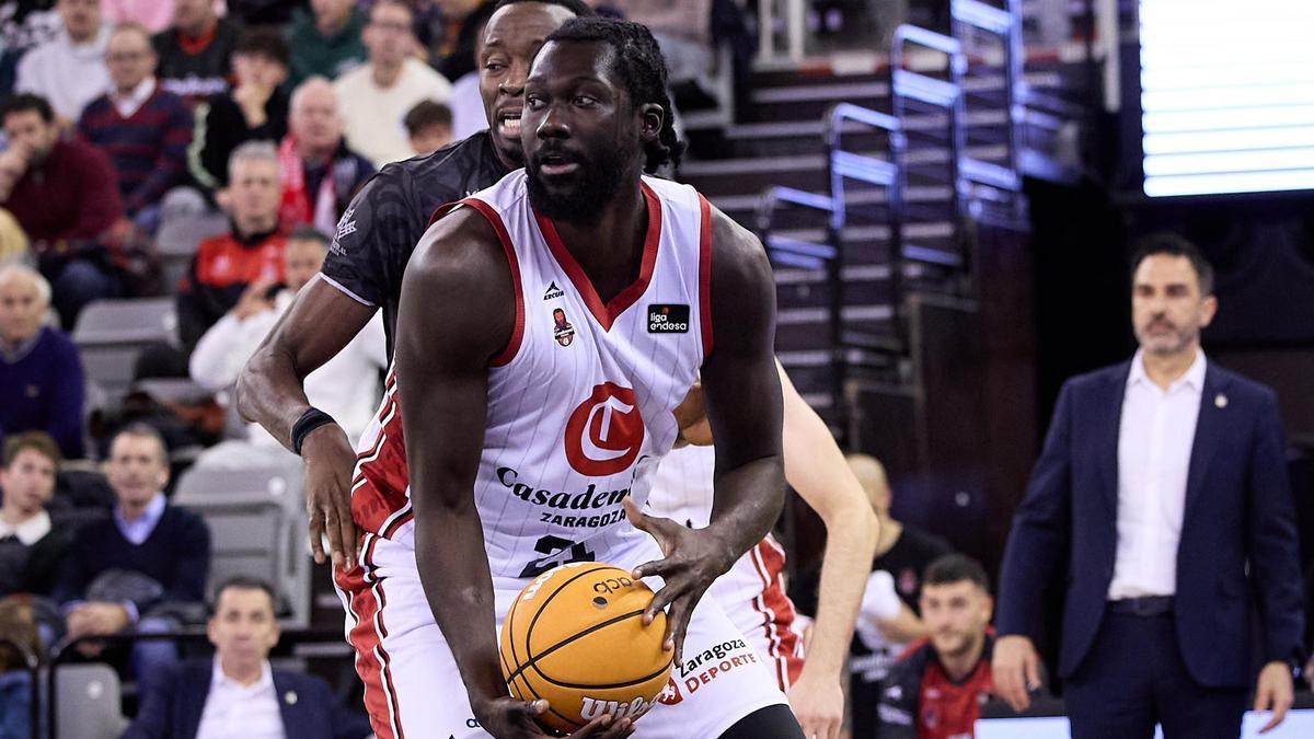 Koumadje, con el balón controlado ante la atenta mirada de Ramírez