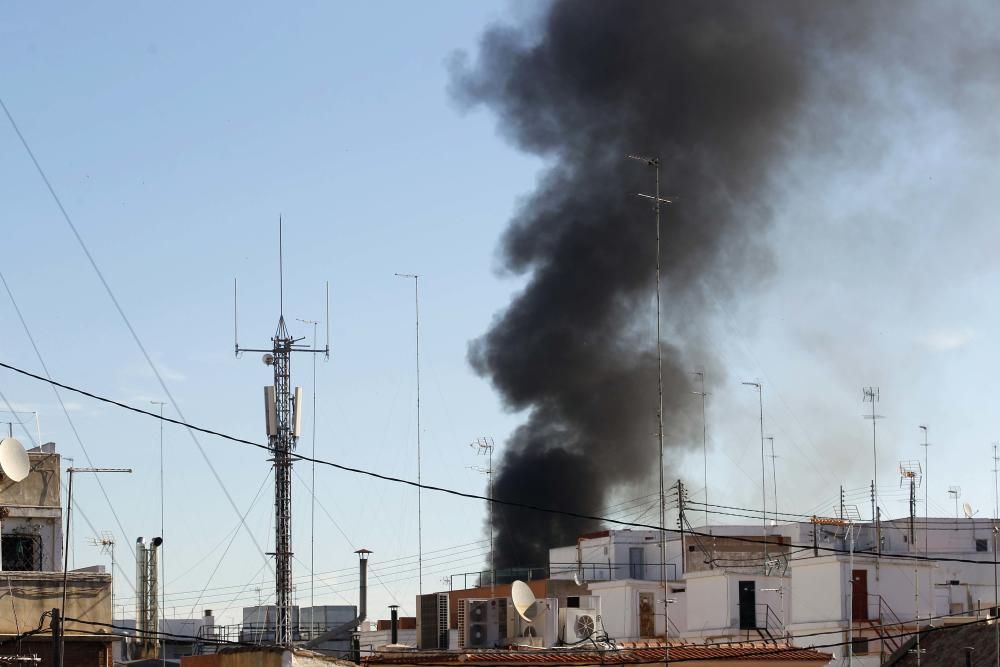 Columna de humo generada por el incendio de Valencia.