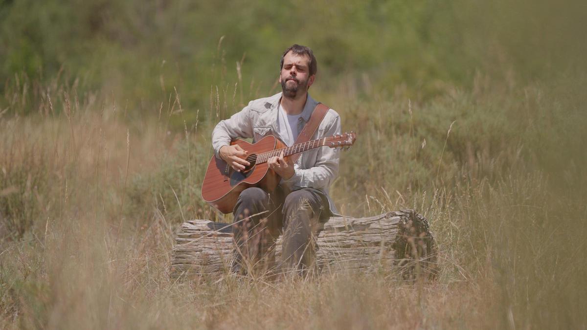 Ander Zubillaga, en el rodaje del videoclip, en el lugar donde se encontraba el camping Las Nieves de Biescas.