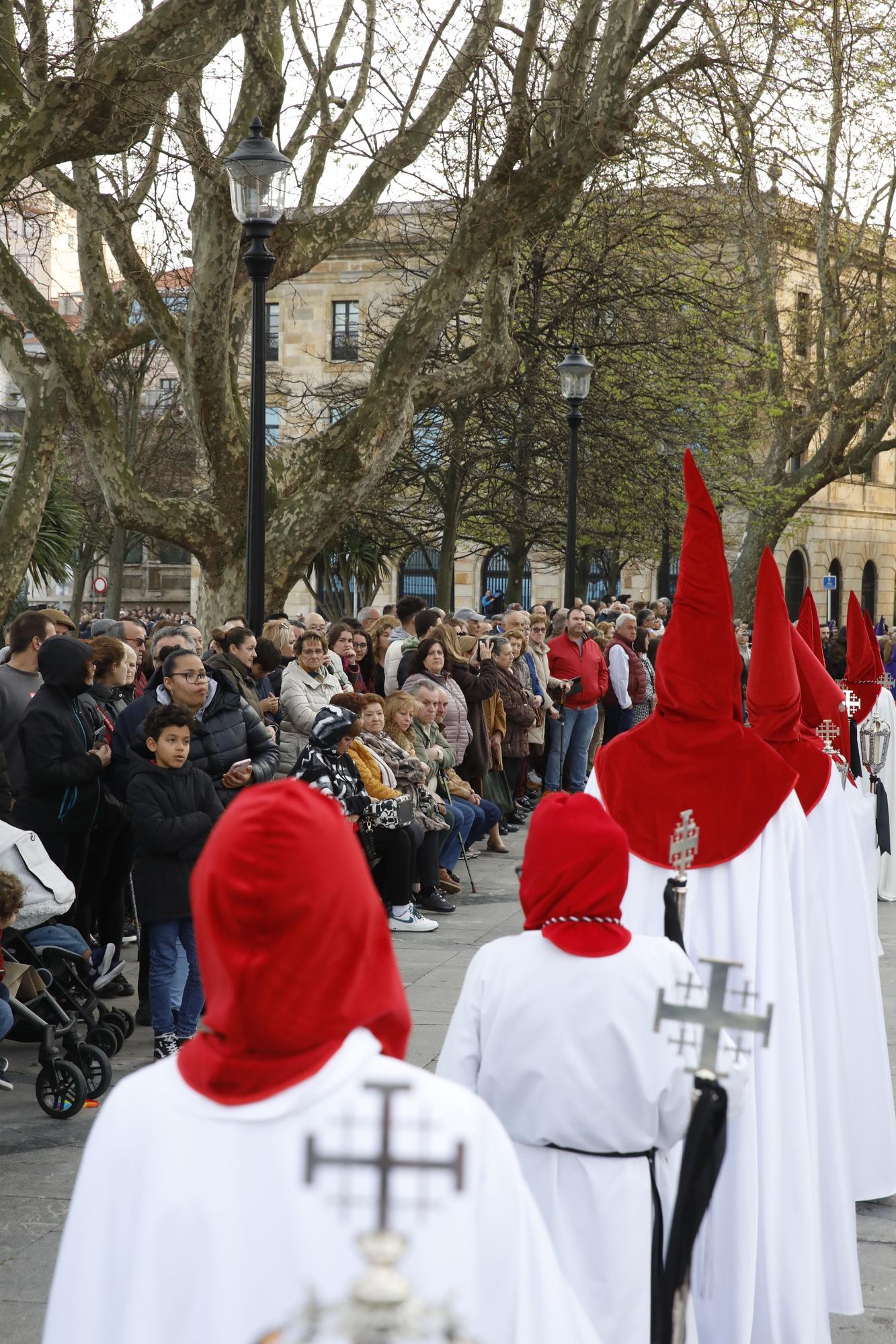 En imágenes: Procesión del Santo Entierro del Viernes Santo en Gijón