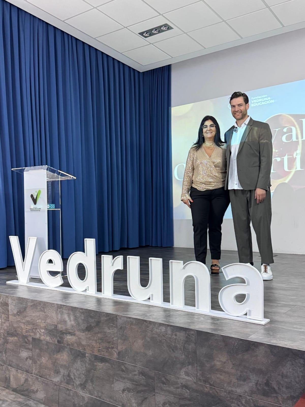 Teresa Portela y Carlos Álvarez, presentadores de la gala y profesores del colegio María Inmaculada