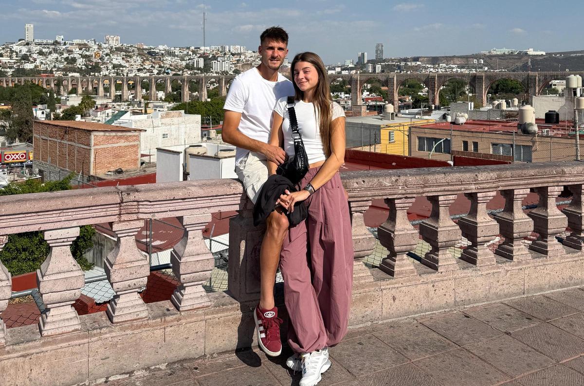 Carlo Adriano García, futbolista profesional natural de Vila-real y ex del Villarreal CF, que milita en el Querétaro FC, junto a u novia, Lucía Portolés en Santiago de Querétaro.