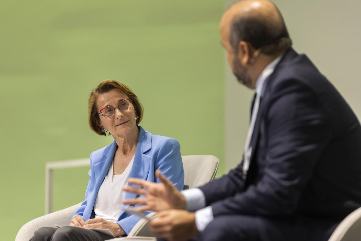 Eva Alcón, rectora de la Universitat de Alicante, durante uno de los paneles.