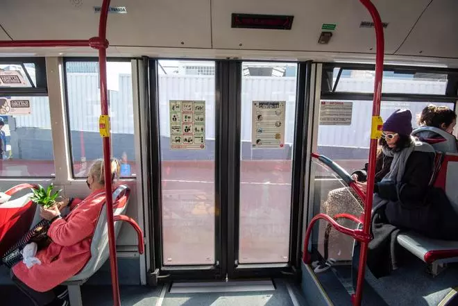 Adiós a las mascarillas: La protección aún se queda en el bus en A Coruña