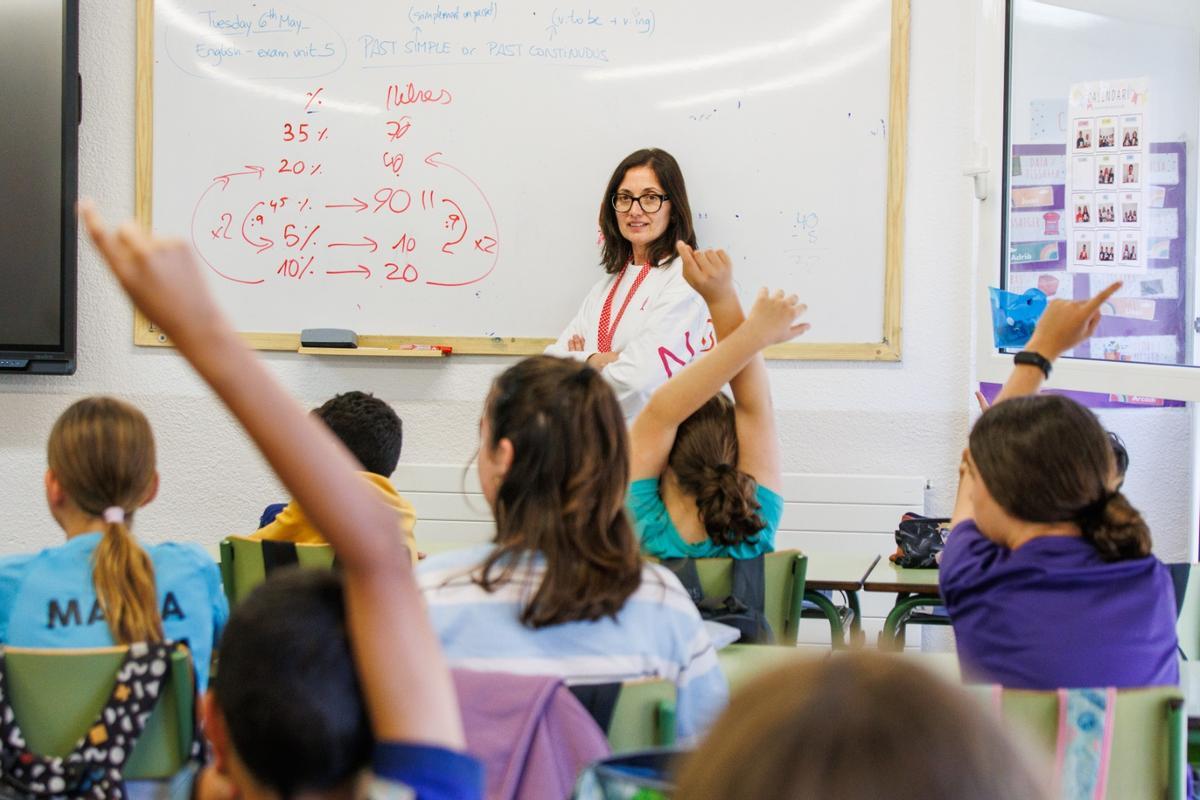 Alumnado del IE Pallerola debate sobre el gran apagón, este lunes.