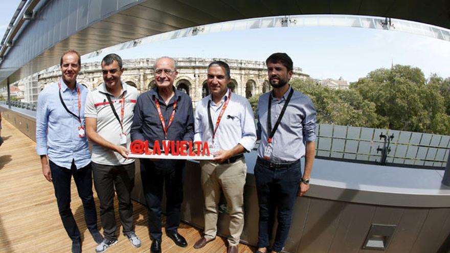 El director del Tour de Francia, Christian Prudhomme: el director de la Vuelta Ciclista a España, Javier Guillén; el alcalde de Malaga, Francisco de la Torre; el presidente de la Diputación de Málaga, Elias Bendodo. y el teniente alcalde y concejal de Deportes de Nimes, Julien Plantier, i-d.,durante la presentación de la salida de la Vuelta Ciclista a España 2018 hoy en la localidad francesa de Nimes. EFE/Javier Lizón