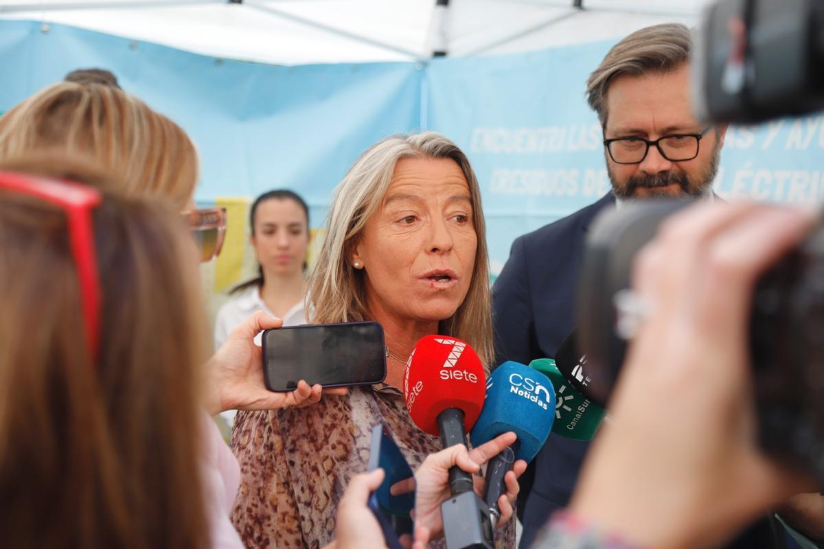 La presidenta del Imdeco, Isabel Albás, en una comparecencia de prensa.